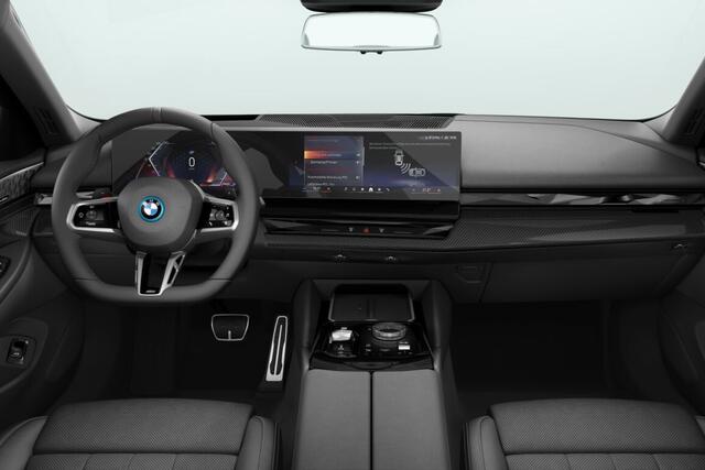 BMW 5-SERIE Sedan 550e xDrive | M Sportpakket Pro | Innovation Pack | Travel Pack | Comfort Pack | Trekhaak