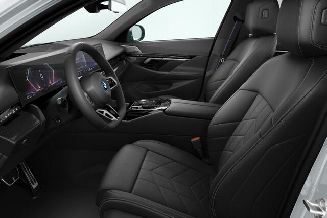 BMW 5-SERIE Sedan 550e xDrive | M Sportpakket Pro | Innovation Pack | Travel Pack | Comfort Pack | Trekhaak