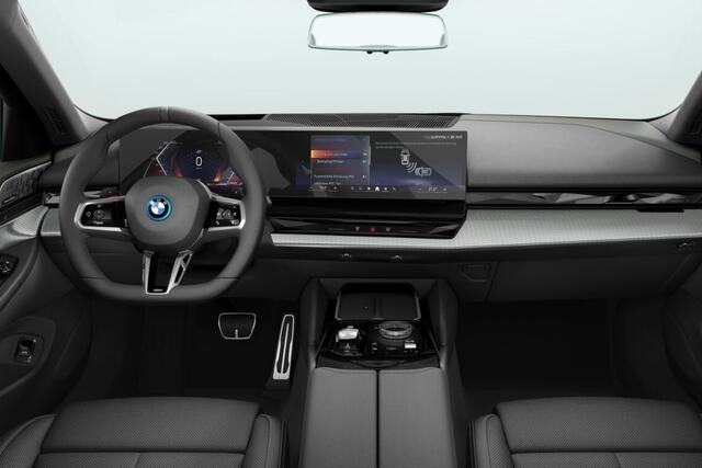 BMW 5-SERIE Sedan 550e xDrive | M Sportpakket Pro | Innovation Pack | Travel Pack | Comfort Pack | Trekhaak