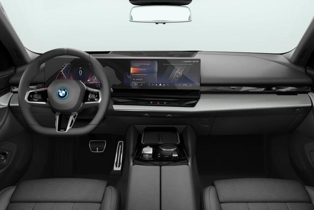 BMW 5-SERIE Touring 550e xDrive | M Sportpakket Pro | Innovation Pack | Travel Pack | Comfort Pack