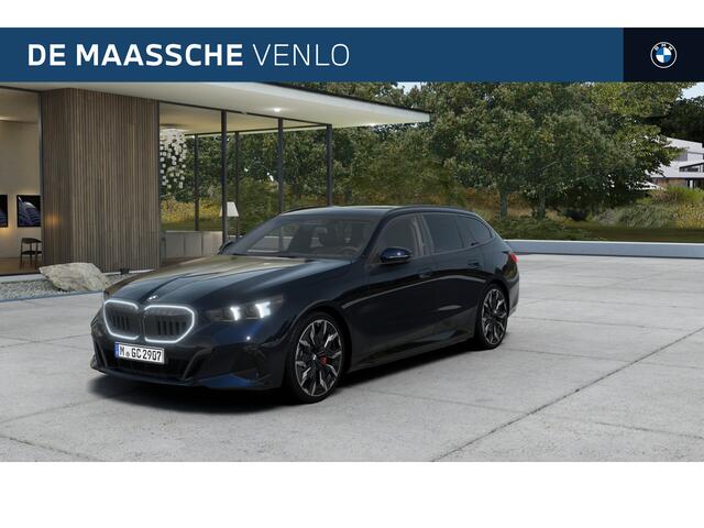 BMW 5-SERIE Touring 520i M Sport Automaat / Panoramadak / Trekhaak / Bowers & Wilkins / Comfortstoelen / Parking Assistant Plus / Stoelventilatie / Stuurverwarming