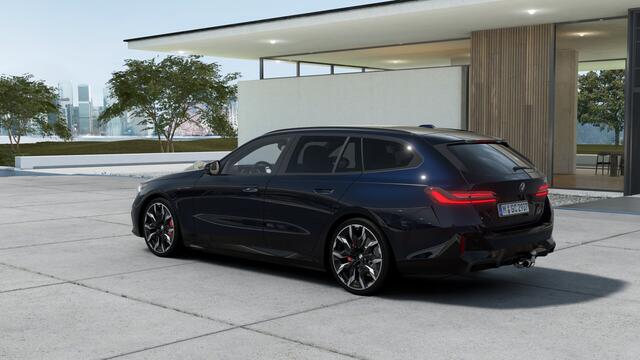 BMW 5-SERIE Touring 520i M Sport Automaat / Panoramadak / Trekhaak / Bowers & Wilkins / Comfortstoelen / Parking Assistant Plus / Stoelventilatie / Stuurverwarming
