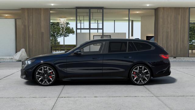 BMW 5-SERIE Touring 520i M Sport Automaat / Panoramadak / Trekhaak / Bowers & Wilkins / Comfortstoelen / Parking Assistant Plus / Stoelventilatie / Stuurverwarming