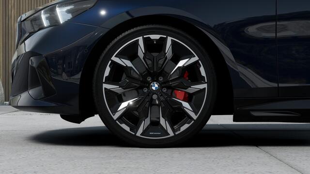 BMW 5-SERIE Touring 520i M Sport Automaat / Panoramadak / Trekhaak / Bowers & Wilkins / Comfortstoelen / Parking Assistant Plus / Stoelventilatie / Stuurverwarming