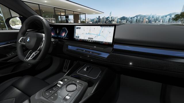 BMW 5-SERIE Touring 520i M Sport Automaat / Panoramadak / Trekhaak / Bowers & Wilkins / Comfortstoelen / Parking Assistant Plus / Stoelventilatie / Stuurverwarming