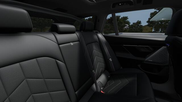 BMW 5-SERIE Touring 520i M Sport Automaat / Panoramadak / Trekhaak / Bowers & Wilkins / Comfortstoelen / Parking Assistant Plus / Stoelventilatie / Stuurverwarming