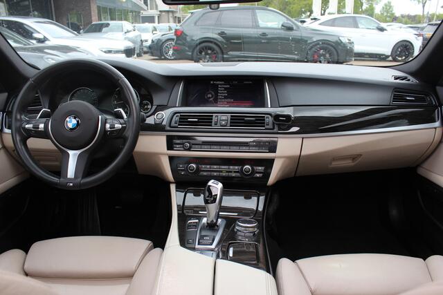 BMW 5-SERIE 520i Luxury Edition / NL Auto! / Schuifdak / Leder / Navigatie / Parkeerhulp V+A / 18'' / Stoelverwarming / Schakelpaddels / Cruise Control