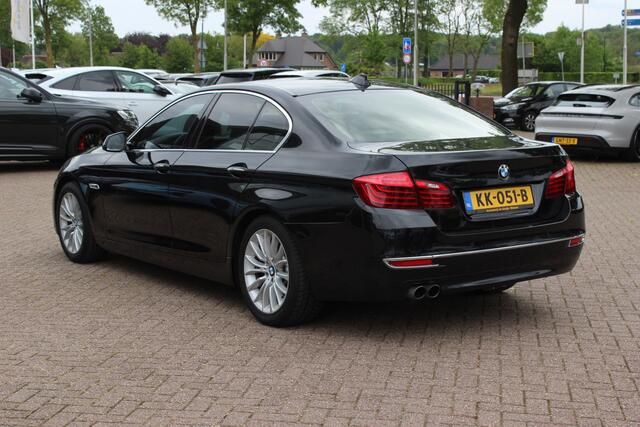 BMW 5-SERIE 520i Luxury Edition / NL Auto! / Schuifdak / Leder / Navigatie / Parkeerhulp V+A / 18'' / Stoelverwarming / Schakelpaddels / Cruise Control