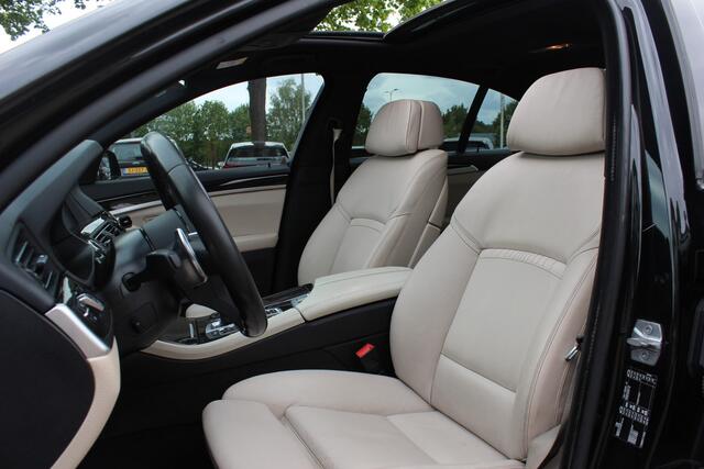 BMW 5-SERIE 520i Luxury Edition / NL Auto! / Schuifdak / Leder / Navigatie / Parkeerhulp V+A / 18'' / Stoelverwarming / Schakelpaddels / Cruise Control