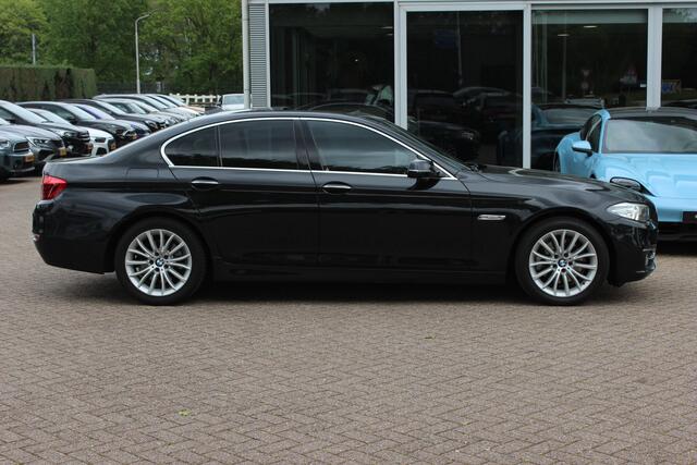 BMW 5-SERIE 520i Luxury Edition / NL Auto! / Schuifdak / Leder / Navigatie / Parkeerhulp V+A / 18'' / Stoelverwarming / Schakelpaddels / Cruise Control