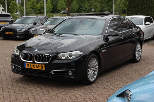 BMW 5-SERIE 520i Luxury Edition / NL Auto! / Schuifdak / Leder / Navigatie / Parkeerhulp V+A / 18'' / Stoelverwarming / Schakelpaddels / Cruise Control