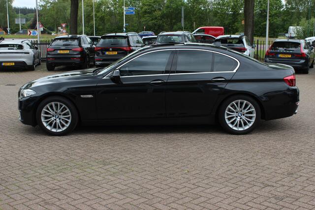BMW 5-SERIE 520i Luxury Edition / NL Auto! / Schuifdak / Leder / Navigatie / Parkeerhulp V+A / 18'' / Stoelverwarming / Schakelpaddels / Cruise Control