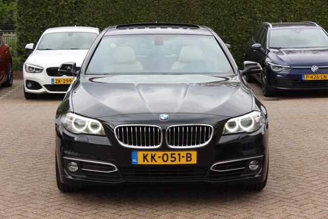BMW 5-SERIE 520i Luxury Edition / NL Auto! / Schuifdak / Leder / Navigatie / Parkeerhulp V+A / 18'' / Stoelverwarming / Schakelpaddels / Cruise Control