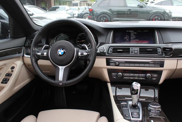 BMW 5-SERIE 520i Luxury Edition / NL Auto! / Schuifdak / Leder / Navigatie / Parkeerhulp V+A / 18'' / Stoelverwarming / Schakelpaddels / Cruise Control