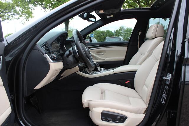 BMW 5-SERIE 520i Luxury Edition / NL Auto! / Schuifdak / Leder / Navigatie / Parkeerhulp V+A / 18'' / Stoelverwarming / Schakelpaddels / Cruise Control