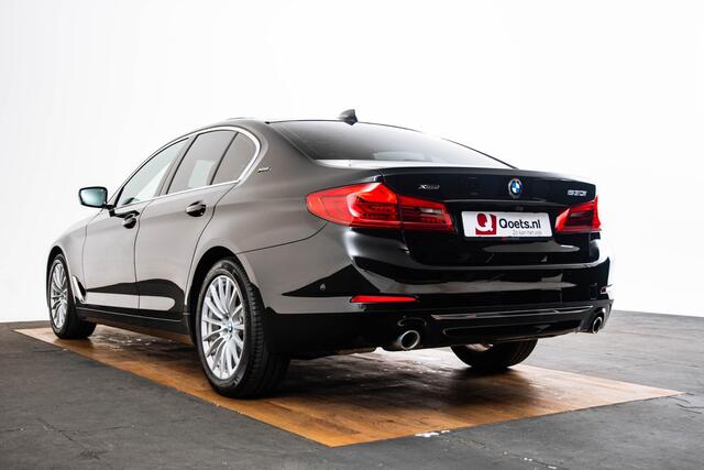 BMW 5-SERIE 530i xDrive High Executive Luxury Line - Trekhaak - Panoramadak - Comfort Access - Driving Assistant Plus - Head up - Comfortstoelen - Elektrisch verwarmde voorstoelen - Hifi - Grootlichtassistent -