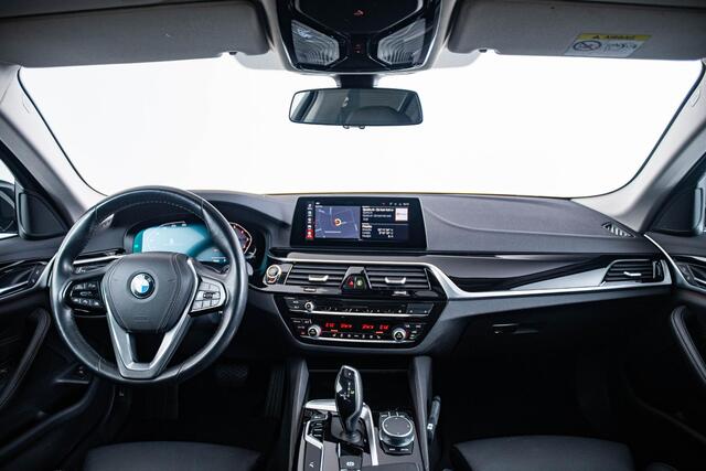 BMW 5-SERIE 530i xDrive High Executive Luxury Line - Trekhaak - Panoramadak - Comfort Access - Driving Assistant Plus - Head up - Comfortstoelen - Elektrisch verwarmde voorstoelen - Hifi - Grootlichtassistent -