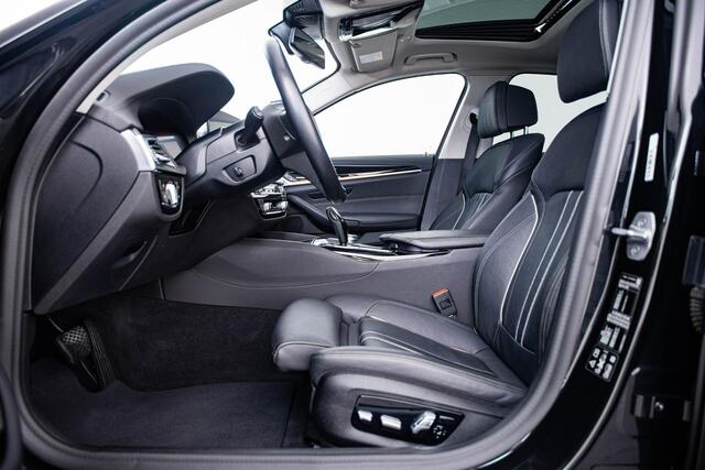 BMW 5-SERIE 530i xDrive High Executive Luxury Line - Trekhaak - Panoramadak - Comfort Access - Driving Assistant Plus - Head up - Comfortstoelen - Elektrisch verwarmde voorstoelen - Hifi - Grootlichtassistent -