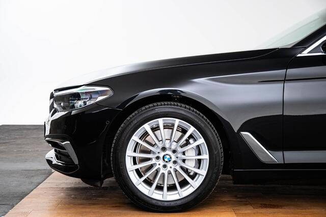 BMW 5-SERIE 530i xDrive High Executive Luxury Line - Trekhaak - Panoramadak - Comfort Access - Driving Assistant Plus - Head up - Comfortstoelen - Elektrisch verwarmde voorstoelen - Hifi - Grootlichtassistent -