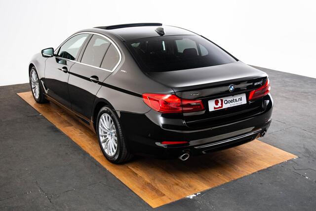 BMW 5-SERIE 530i xDrive High Executive Luxury Line - Trekhaak - Panoramadak - Comfort Access - Driving Assistant Plus - Head up - Comfortstoelen - Elektrisch verwarmde voorstoelen - Hifi - Grootlichtassistent -