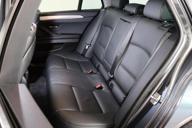 BMW 5-SERIE Touring 520xd High Executive, Xenon, Cruise Control, Stoelverwarming, Lederen Bekleding, Trekhaak, Nieuwe APK