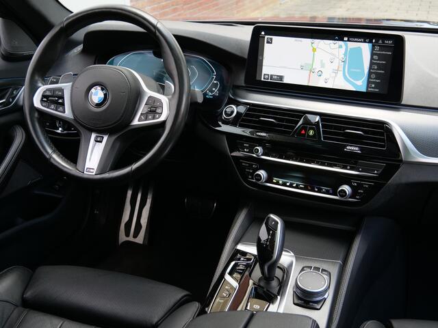 BMW 5-SERIE 545e xDrive High Executive 394 Pk Automaat Navi / DAB / Camera's / Apple Carplay / Leer / Pano-dak