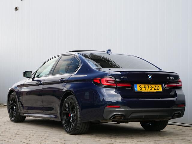 BMW 5-SERIE 545e xDrive High Executive 394 Pk Automaat Navi / DAB / Camera's / Apple Carplay / Leer / Pano-dak