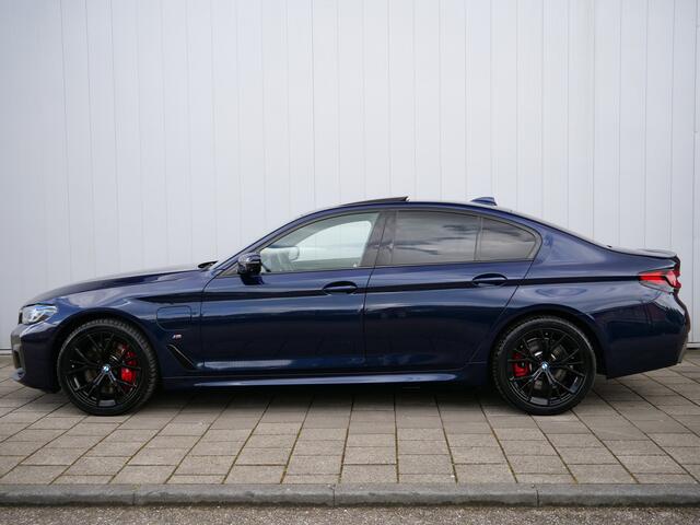 BMW 5-SERIE 545e xDrive High Executive 394 Pk Automaat Navi / DAB / Camera's / Apple Carplay / Leer / Pano-dak
