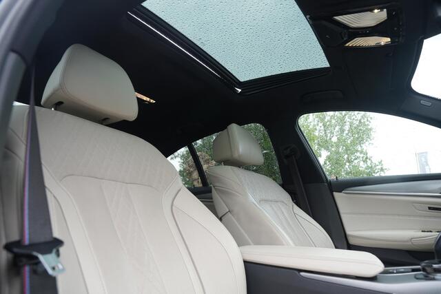 BMW 5-SERIE M550i xDrive High Executive Schuifdak Adapt. Cruise Massage Harman/Kardon Stoelvent. 20''LM