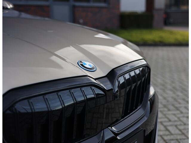 BMW 5-SERIE Touring 550e xDrive | Sportstoel - Pano - Trekhaak - Bow&Wil