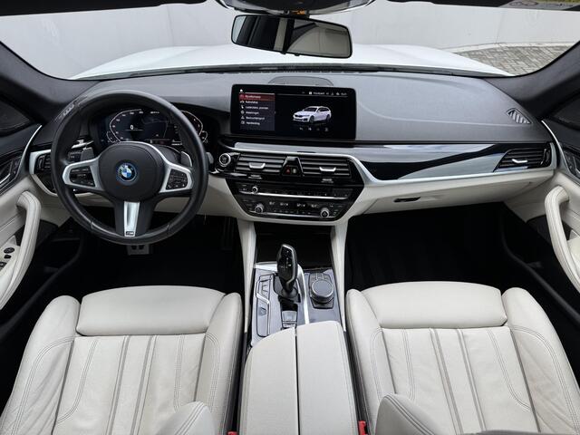 BMW 5-SERIE Touring 530e High Executive M-SPORT INDIVIDUAL / Dealer Onderhouden / Harman Kardon / 1.700 kg Trekgewicht / Elektrische Verstelbare Stoelen / Stoelverwarming / Parkeersensoren Voor en Achter / Elek. Achterklep / Navigatie /
