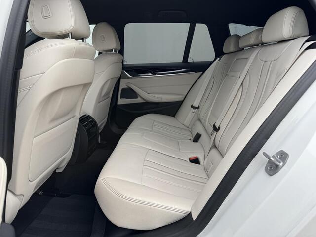 BMW 5-SERIE Touring 530e High Executive M-SPORT INDIVIDUAL / Dealer Onderhouden / Harman Kardon / 1.700 kg Trekgewicht / Elektrische Verstelbare Stoelen / Stoelverwarming / Parkeersensoren Voor en Achter / Elek. Achterklep / Navigatie /