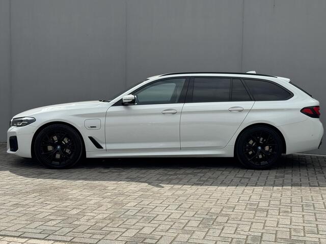 BMW 5-SERIE Touring 530e High Executive M-SPORT INDIVIDUAL / Dealer Onderhouden / Harman Kardon / 1.700 kg Trekgewicht / Elektrische Verstelbare Stoelen / Stoelverwarming / Parkeersensoren Voor en Achter / Elek. Achterklep / Navigatie /