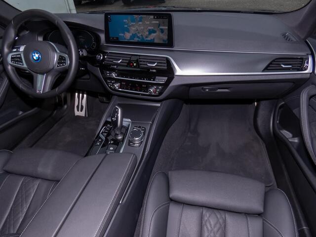 BMW 5-SERIE Touring 530e xDrive M-SPORT ** LASER, LEDER, PANORAMA, TREKH, SOPHISTO GRAU ** ¤ 35.000,= onder NP - 1e EIG ** ** INFORMEER OOK NAAR ONZE AANTREKKELIJKE FINANCIAL-LEASE TARIEVEN **