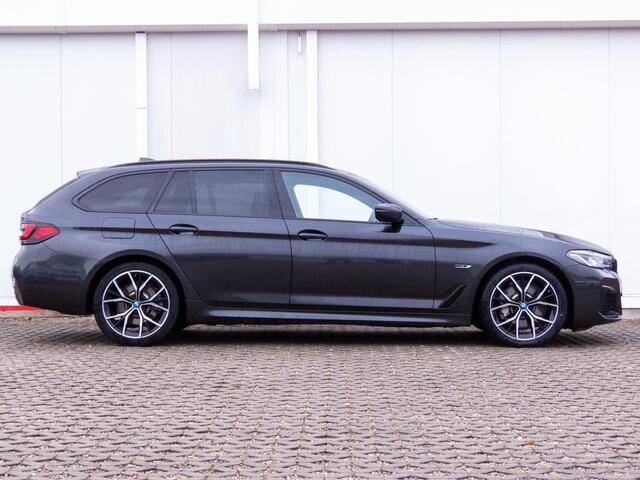 BMW 5-SERIE Touring 530e xDrive M-SPORT ** LASER, LEDER, PANORAMA, TREKH, SOPHISTO GRAU ** ¤ 35.000,= onder NP - 1e EIG ** ** INFORMEER OOK NAAR ONZE AANTREKKELIJKE FINANCIAL-LEASE TARIEVEN **