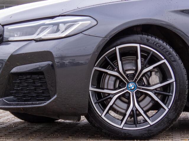 BMW 5-SERIE Touring 530e xDrive M-SPORT ** LASER, LEDER, PANORAMA, TREKH, SOPHISTO GRAU ** ¤ 35.000,= onder NP - 1e EIG ** ** INFORMEER OOK NAAR ONZE AANTREKKELIJKE FINANCIAL-LEASE TARIEVEN **