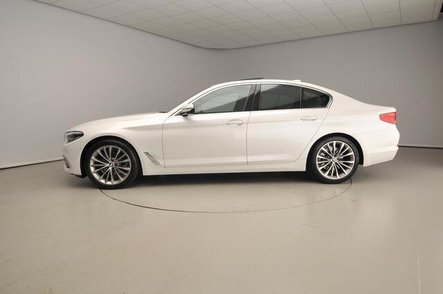 BMW 5-SERIE Sedan 520d | LED | Leder | HUD | Active cruise | Trekhaak | Schuifdak | Comfortzetels | DAB | Harman-kardon sound | Alu 19 inch