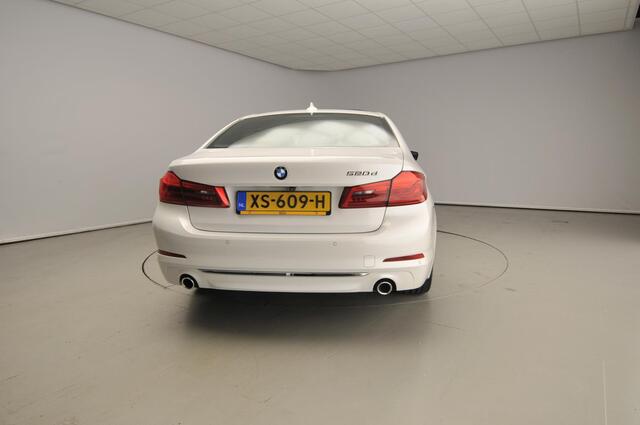 BMW 5-SERIE Sedan 520d | LED | Leder | HUD | Active cruise | Trekhaak | Schuifdak | Comfortzetels | DAB | Harman-kardon sound | Alu 19 inch