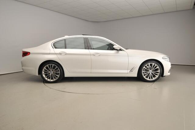 BMW 5-SERIE Sedan 520d | LED | Leder | HUD | Active cruise | Trekhaak | Schuifdak | Comfortzetels | DAB | Harman-kardon sound | Alu 19 inch