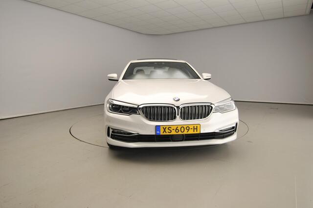 BMW 5-SERIE Sedan 520d | LED | Leder | HUD | Active cruise | Trekhaak | Schuifdak | Comfortzetels | DAB | Harman-kardon sound | Alu 19 inch