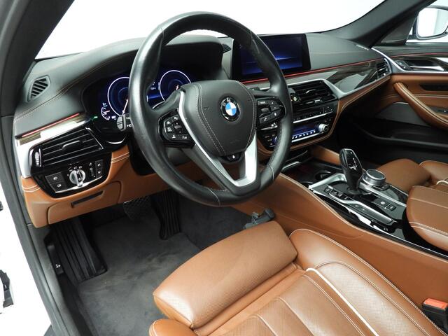 BMW 5-SERIE Sedan 520d | LED | Leder | HUD | Active cruise | Trekhaak | Schuifdak | Comfortzetels | DAB | Harman-kardon sound | Alu 19 inch