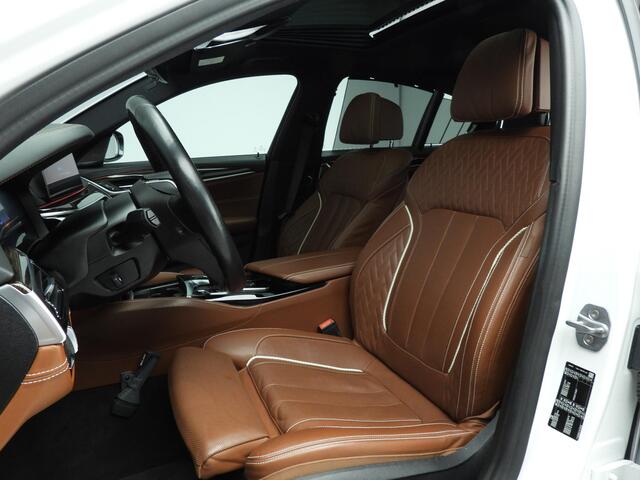 BMW 5-SERIE Sedan 520d | LED | Leder | HUD | Active cruise | Trekhaak | Schuifdak | Comfortzetels | DAB | Harman-kardon sound | Alu 19 inch