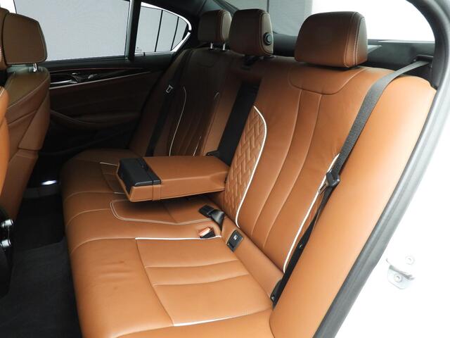 BMW 5-SERIE Sedan 520d | LED | Leder | HUD | Active cruise | Trekhaak | Schuifdak | Comfortzetels | DAB | Harman-kardon sound | Alu 19 inch