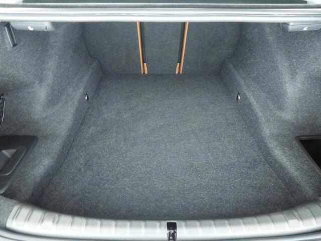 BMW 5-SERIE Sedan 520d | LED | Leder | HUD | Active cruise | Trekhaak | Schuifdak | Comfortzetels | DAB | Harman-kardon sound | Alu 19 inch