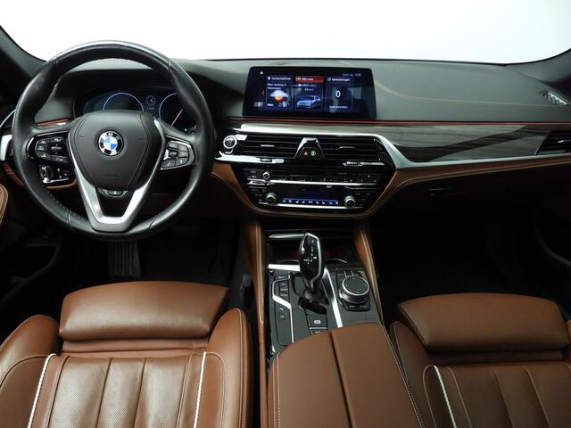 BMW 5-SERIE Sedan 520d | LED | Leder | HUD | Active cruise | Trekhaak | Schuifdak | Comfortzetels | DAB | Harman-kardon sound | Alu 19 inch