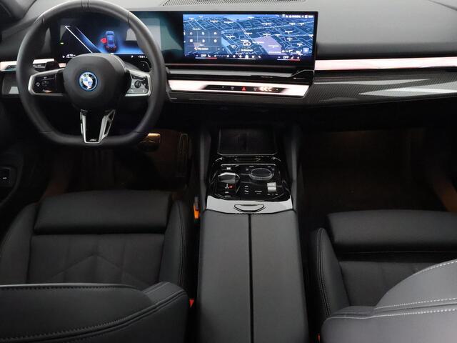 BMW 5-SERIE Touring 530e M-Pakket | Harman Kardon | Elektrisch wegklapbare trekhaak | Leder | december '25 | NL Auto
