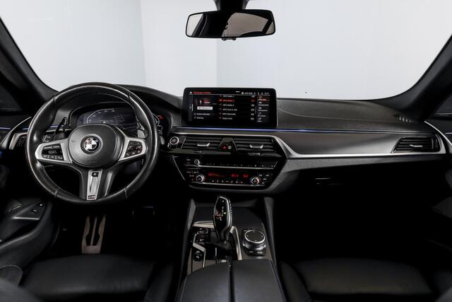 BMW 5-SERIE 545e xDrive High Executive M Sport | Maxton-Pakket | Speciaal uitlaatsyst. | Harmon/Kardon | Dig. Cockpit | Cruise | Stoel-+Stuurverw. | Camera | PDC | NAV+App. Connect | Auto. Airco | LM 20" |