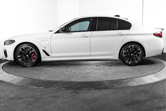 BMW 5-SERIE 545e xDrive High Executive M Sport | Maxton-Pakket | Speciaal uitlaatsyst. | Harmon/Kardon | Dig. Cockpit | Cruise | Stoel-+Stuurverw. | Camera | PDC | NAV+App. Connect | Auto. Airco | LM 20" |