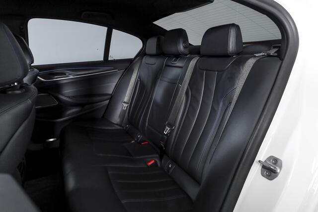 BMW 5-SERIE 545e xDrive High Executive M Sport | Maxton-Pakket | Speciaal uitlaatsyst. | Harmon/Kardon | Dig. Cockpit | Cruise | Stoel-+Stuurverw. | Camera | PDC | NAV+App. Connect | Auto. Airco | LM 20" |