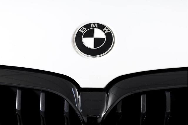 BMW 5-SERIE 545e xDrive High Executive M Sport | Maxton-Pakket | Speciaal uitlaatsyst. | Harmon/Kardon | Dig. Cockpit | Cruise | Stoel-+Stuurverw. | Camera | PDC | NAV+App. Connect | Auto. Airco | LM 20" |